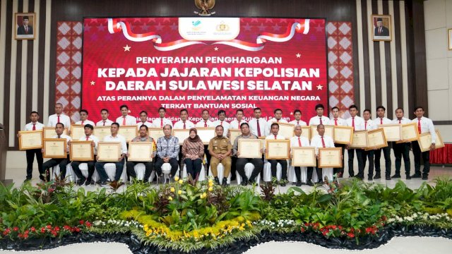 Menteri Sosial Republik Indonesia, Tri Rismaharini menyerahkan penghargaan kepada jajaran Kepolisian Daerah (Polda) Sulawesi Selatan di Aula Mappaodang, Mapolda Sulsel (26/12/2022).