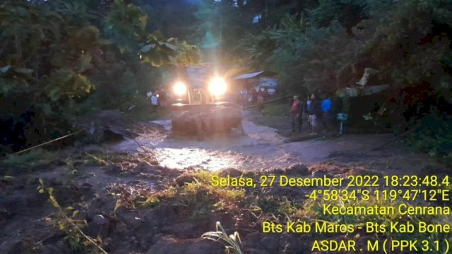 Gubernur Sulawesi Selatan, Andi Sudirman Sulaiman telah berkoordinasi dengan Balai Besar Pelaksanaan Jalan Nasional Sulsel untuk penanganan darurat pada jalan poros Maros-Bone.