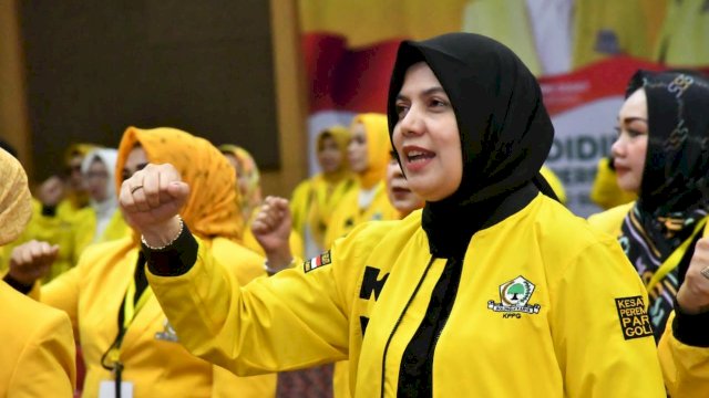 Ketua Umum Kesatuan Perempuan Partai Golkar (KPPG) Airin Rachmi Diany membakar semangat perempuan- perempuan Golkar Sulsel saat membuka pendidikan politik KPPG Sulsel di Hotel Swiss Bell Panakukang, Rabu (28/12/2022). 