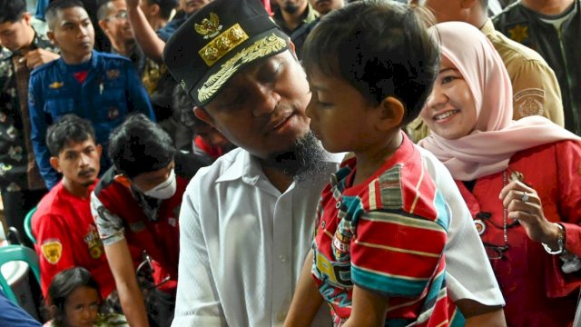 Gubernur Andi Sudirman saat meninjau lokasi bencana alam tanah Longsor di ruas jalan Nasional Maros - Bone, tepatnya di Desa Romoegading, Kecamatan Cenrana, Kabupaten Maros, Kamis (29/12/2022).