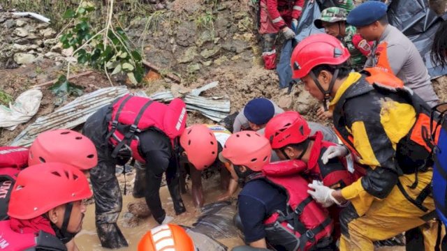 Tim SAR Gabungan melakukan evakuasi mayat korban tanah longsor di Desa Rompedaging, Kecamatan Cenrana, Kabupaten Maros, Sulsel atas nama Dg Rimang (80). (foto: Brimob Polda Sulsel)