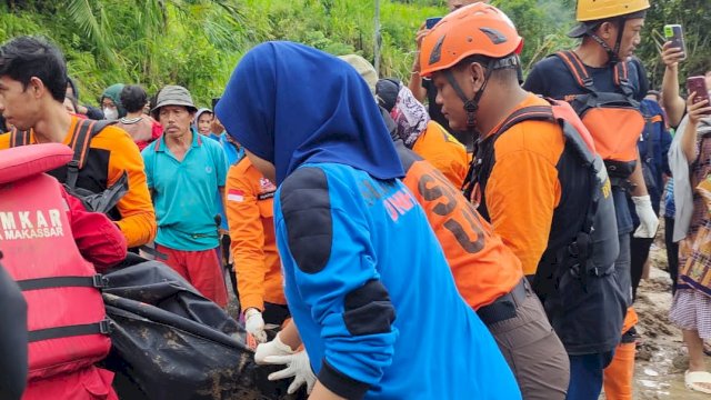 Tim SAR Gabungan melakukan evakuasi korban kedua tanah longsor di Desa Rompedaging, Kecamatan Cenrana, Kabupaten Maros, Sulsel. (foto: Basarnas Sulsel).