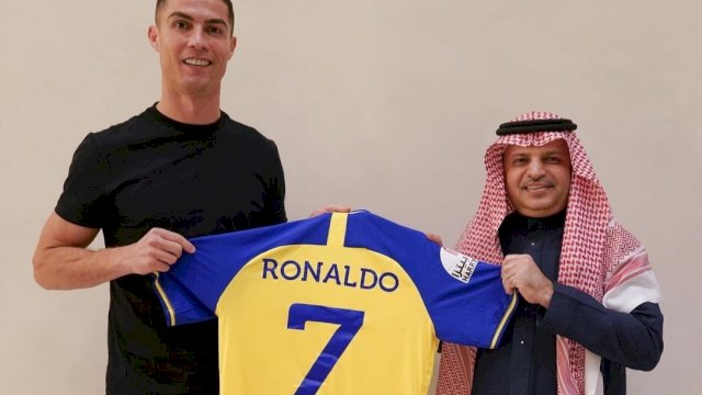 Cristiano Ronaldo resmi bergabung ke klub asal Arab Saudi, Al Nassr. Pengumuman itu disampaikan langsung oleh klub dan Ronaldo, pada Sabtu (31/12/2022).