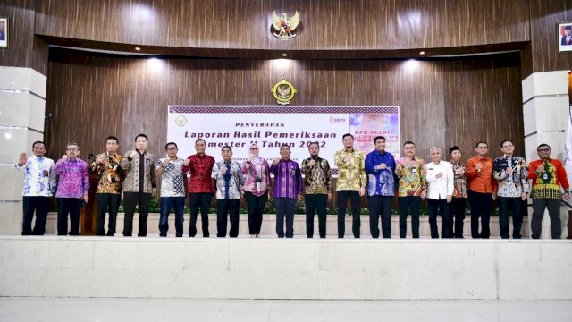 Gubernur Sulawesi Selatan, Andi Sudirman Sulaiman (Andalan) menandatangani berita acara serah terima Laporan Hasil Pemeriksaan BPK bersama Kepala Perwakilan BPK Provinsi Sulsel, Amin Adab Bangun dan Ketua DPRD Sulsel, Ina Kartika Sari pada acara penyerahan laporan hasil pemeriksaan BPK Semester II Tahun 2022 di Kantor BPK Sulsel, Jumat (30/12/2022).