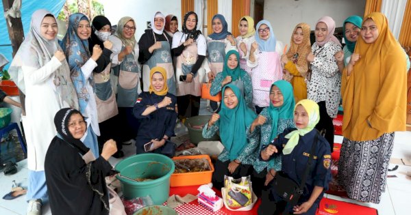 Fatmawati dan Indira Kompak Salurkan Bantuan ke Korban Banjir di Biringkanaya