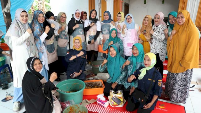 Fatmawati dan Indira Kompak Salurkan Bantuan ke Korban Banjir di Biringkanaya