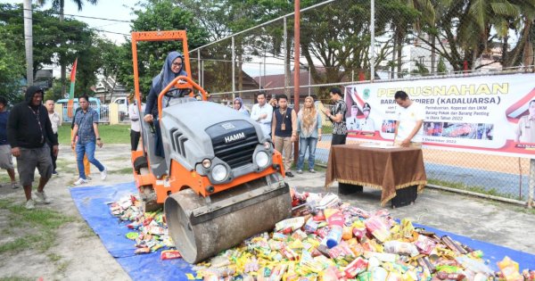 Bupati Indah Musnahkan 10.741 Produk Kedaluwarsa di Luwu Utara