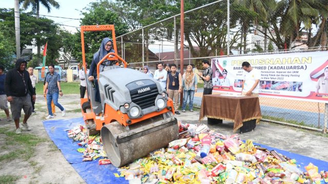 10.741 pcs prodak expired (kadaluarsa) dimusnahkan di halaman rumah jabatan bupati Luwu Utara. Pemusnahan ini menggunakan alat berat yang dioperasikan langsung Bupati Luwu Utara Indah Indriani, pada Sabtu (31/12/2022). 