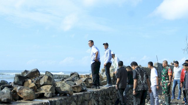 Pj Bupati Takalar meninjau pembangunan tanggul penahan ombak dan abrasi di Desa Mappakalompo dan Desa Kanaeng. 