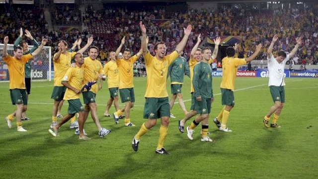 Selebrasi Timnas Australia usai memastikan diri lolos babak 16 besar Piala Dunia Qatar 2022. (foto: ig/@socceroos)