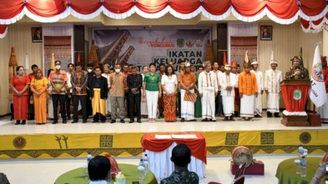 Wakil Bupati Luwu Utara, Suaib Mansur saat mewakili Bupati Lutra, Indah Putri Indriani dalam Pengukuhan Pengurus Ikatan Keluarga Toraja (IKAT) Kabupaten Luwu Utara, Rabu (30/11) di Aula La Galigo.