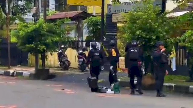 Tim Gegana tengah menyisir area lokasi bom bunuh diri di Polsek Astana Anyar, Bandung. (foto: ig/@infobandungkota)