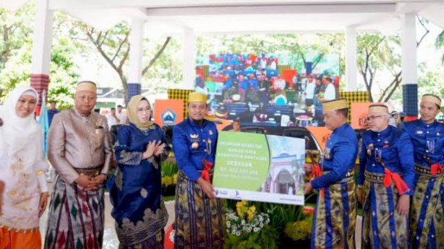 Gubernur Sulsel, Andi Sudirman Sulaiman menyerahkan bantuan keuangan secara simbolis kepada Bupati Bantaeng, Ilham Syah Azikin pada Rapat Paripurna Istimewa DPRD Kabupaten Bantaeng 768 Tahun Bantaeng dengan tema “Bersama Kita Baik” di Tribun Pantai Seruni, Rabu, 7 Desember 2022. 