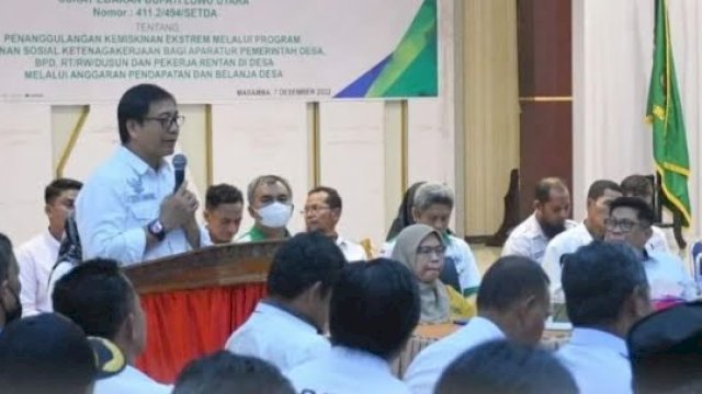 Wakil Bupati Suaib Mansur saat membuka kegiatan Dinas Pemberdayaan Masyarakat dan Desa (PMD) bekerjasama dengan BPJS Ketenagakerjaan (BPJamsostek) menggelar Sosialisasi Program BPJamsostek bagi Aparatur Pemerintah Desa se-Kabupaten Luwu Utara, Rabu (7/12/2022) di Aula La Galigo Kantor Bupati Luwu Utara. 