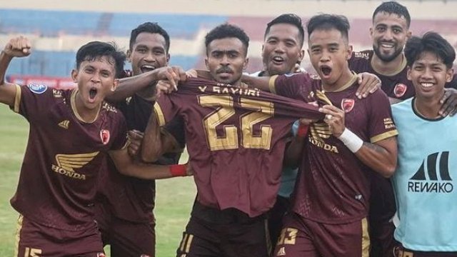 Selebrasi pemain PSM Makassar dengan membawa Jersey milik Yakob Sayuri usai Yance Sayuri menciptakan gol kedua untuk keunggulan tim saat melawan Persita Tangerang pada pekan 13 Liga 1 2022&2023 di Stadion Sultan Agung Yogyakarta, Kamis (8/12/2022). (foto: PSM Makassar)