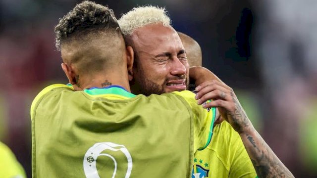 Tangis Neymar pecah saat gagal membawa Timnas Brazil melenggang jauh di Piala Dunia 2022 usai dikalahkan Timnas Kroasia lewat adu penalti. (foto: ig/@433)