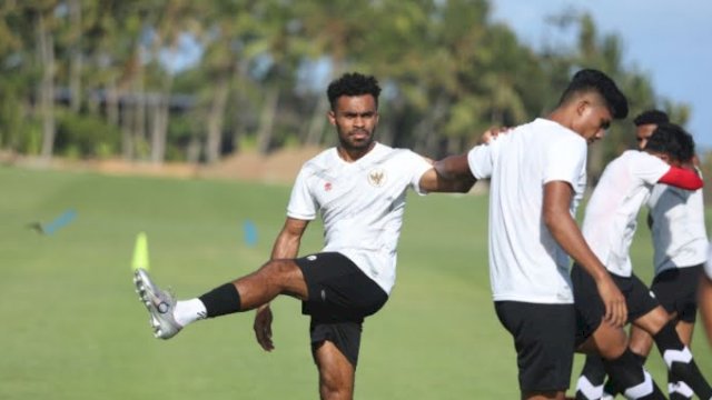 Pemain PSM Makassar, Yakob Sayuri saat mengikuti TC Timnas Indonesia di Bali, dalam persiapan Piala AFF 2022. (foto: PSSI)