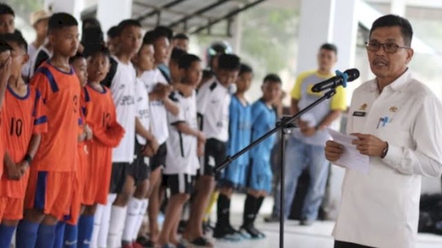 Sekda Luwu Utara, Armiadi saat membuka kompetisi olahraga pelajar tingkat kabupaten yang berlangsung 14-21 Desember 2022 di Lapangan Taman Siswa, Baliase, dan Lapangan Futsal M.Fair Luwu Utara.