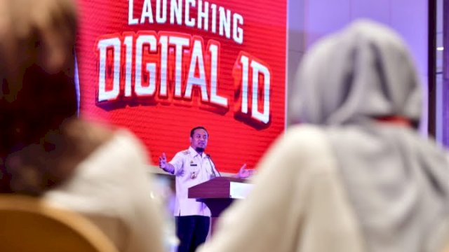 Gubernur Sulawesi Selatan Andi Sudirman Sulaiman saat meluncurkan aplikasi Identitas Kependudukan Digital (IKD atau Digital ID) tingkat Provinsi Sulawesi Selatan di Hotel Claro Makassar, Rabu 14 Desember 2022.