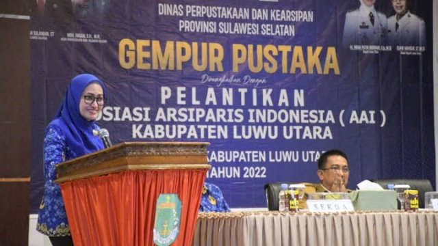 Bupati Luwu Utara, Indah Putri Indriani saat menghadiri pelantikan dan pengukuhan pengurus Asosiasi Arsiparis Indonesia (AAI) Cabang Kabupaten Luwu Utara periode 2022-2025 di Aula Lagaligo Kantor Bupati Luwu Utara, Senin (19/12).