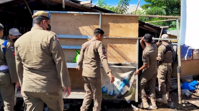 Potret Satpol PP Sulsel, saat membongkar PKL di area Stadion Barombong, Makassar, Rabu (21/12/2022).