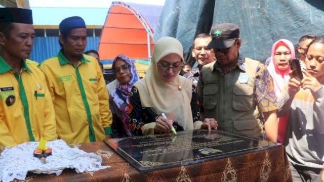 Bupati Lutra, Indah Putri Indriani saat peresmian Lumbung Pangan Masyarakat Gapoktan Awo-Awo Desa Tarobok