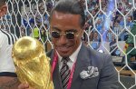 FIFA Selidiki Salt Bae yang Cium Trofi Piala Dunia hingga Masuk ke Lapangan