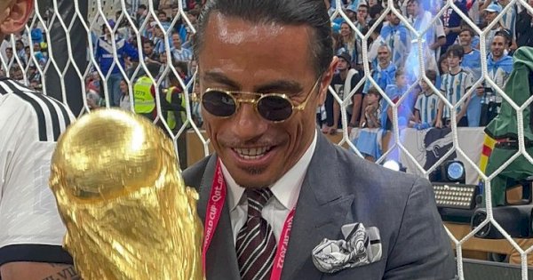 FIFA Selidiki Salt Bae yang Cium Trofi Piala Dunia hingga Masuk ke Lapangan