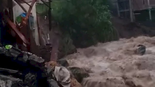 Penampakan tanah longsor di Bangkeng Tabing, Lingkungan Bontotene, Kelurahan Bontolerung, Kecamatan Tinggimoncong, Kabupaten. Gowa, Sulsel, Sabtu (24/12/2022). 