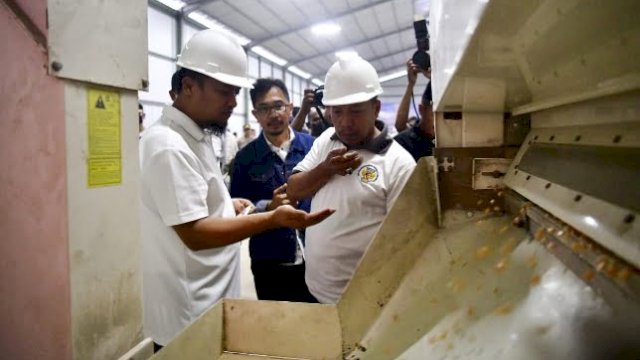 Gubernur Sulawesi Selatan, Andi Sudirman Sulaiman saat meresmikan Pabrik Benih dan Jagung Komersial Andalan di Desa Pucak, Kecamatan Tompobulu, Kabupaten Maros, Sabtu (24/12/2022).