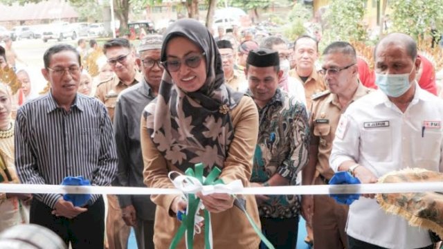 Bupati Luwu Utara, Indah Putri Indriani, saat menghadiri kegiatan Pembangunan Sarana dan Prasarana yang bersumber dari Dana Alokasi Khusus (DAK) Dinas Pendidikan Tahun 2022.