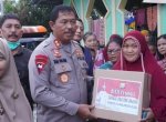 Polda Sulsel Serahkan 100 Paket Sembako ke Korban Banjir di Makassar
