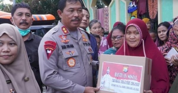 Polda Sulsel Serahkan 100 Paket Sembako ke Korban Banjir di Makassar