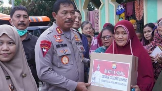 DokumentasiKapolda Sulsel Irjen Pol Nana Sudjana, saat menyerahkan bantuan kepada warga korban banjir di Makassar. (Sumber: Polda Sulsel)