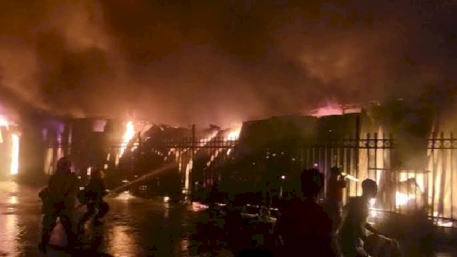 Penampakan Pasar Sentral Makassar yang terbakar. (foto: Istimewa)