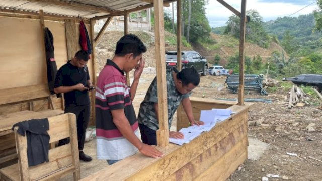 Gubernur Sulawesi Selatan, Andi Sudirman Sulaiman saat meninjau progres pengembangan wisata Buttu Macca di Kabupaten Enrekang, Rabu (28/12/2022). (foto: Pemprov Sulsel)