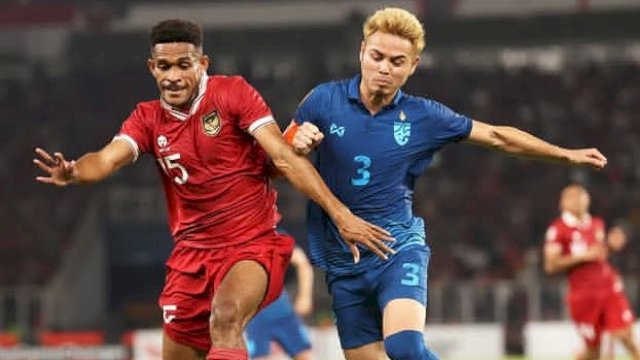 Ricky Kambuaya saat berduel dengan Theerathon Bunmathan dalam duel Timnas Indonesia vs Timnas Thailand di laga ketiga grup A, Piala AFF 2022 di SUGBK, Jakarta, Kamis, (29/12/2022). (foto: PSSI)