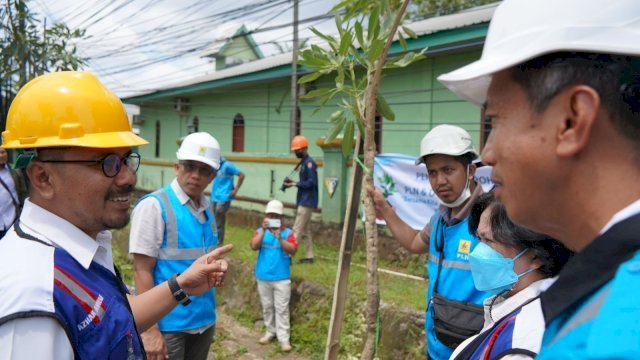 Mendukung program penghijauan Kota Makassar, PLN bersama Dinas Lingkungan Hidup (DLH) menanam 10 pohon Tabebuya di Jalan Perintis Kemerdekaan, Depan Markas Kavaleri, Rabu (2/11/2022).