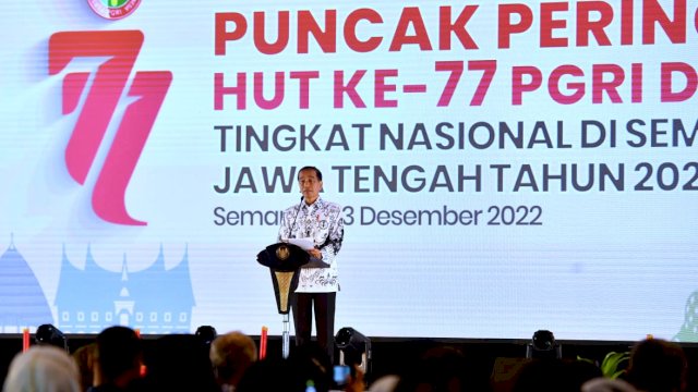 Presiden Jokowi saat memberikan sambutan pada Puncak Peringatan Hari Ulang Tahun (HUT) ke-77 Persatuan Guru Republik Indonesia (PGRI) dan Hari Guru Nasional Tahun 2022, di Marina Convention Center, Kota Semarang, Jawa Tengah, Sabtu (3/12/2022).