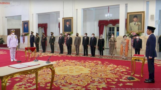 Presiden RI Joko Widodo (Jokowi) melantik dan mengambil sumpah jabatan Laksamana Yudo Margono sebagai Panglima Tentara Nasional Indonesia (TNI), Senin (19/12/2022), di Istana Negara, Jakarta.