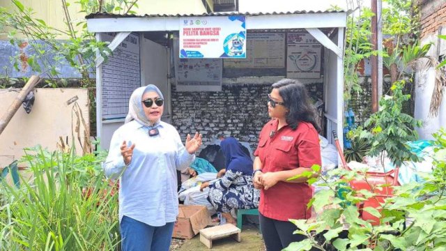 Dinas Lingkungan Hidup (DLH) Kota Makassar ikut berperan aktif dalam mengembangan Bank Sampah yang ada di Lorong Wisata (Longwis). Salah satunya Longwis Silves di Jalan Pelita Raya Lr 2, Kelurahan Ballaparang, Kecamatan Rappocini, Kota Makassar.