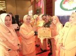 HUT DPW ke-23, Ketua DWP Unit DPRD Makassar Terima Penghargaan Monev Terbaik
