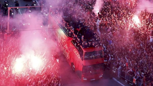 Ribuan masyarakat memadati jalanan di kota Rabat sambil mengibarkan bendera, menyalakan kembang api, menyambut kedatangan skuad Timnas Maroko yang baru saja kembali dari Piala Dunia 2022 di Qatar. (Foto: Reuters) 