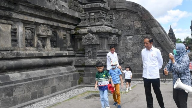 Presiden RI Joko Widodo (Jokowi) dan Ibu Iriana Joko Widodo menghabiskan akhir pekan dengan mengajak cucunya untuk berwisata edukasi ke Taman Wisata Candi Prambanan, Kabupaten Sleman, Provinsi Daerah Istimewa Yogyakarta (DIY), pada Sabtu (07/01/2023).