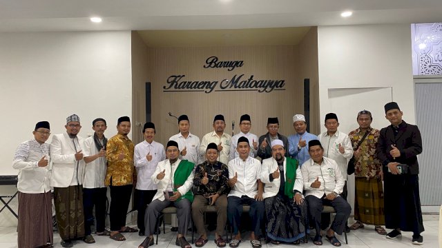 Pimpinan Daerah Ittihad Persaudaraan Imam (PD IPIM) Kota Makassar didampingi Pengurus Teras Pimpinan Wilayah dan Pimpinan Cabang se Kota Makassar bersilaturrahmi dengan Ketua DPRD Kota Makassar, Rudiyanto Lallo di Baruga Karaeng Matoayya Rujab Keta DPRD jalan Letjen Hertasning, tadi malam, Minggu (1/1/2023). 