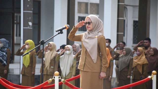 Bupati Luwu Utara Indah Putri Indriani saat memimpin upacara bendera di halaman Kantor Bupati Luwu Utara, Senin (02/12/2023).