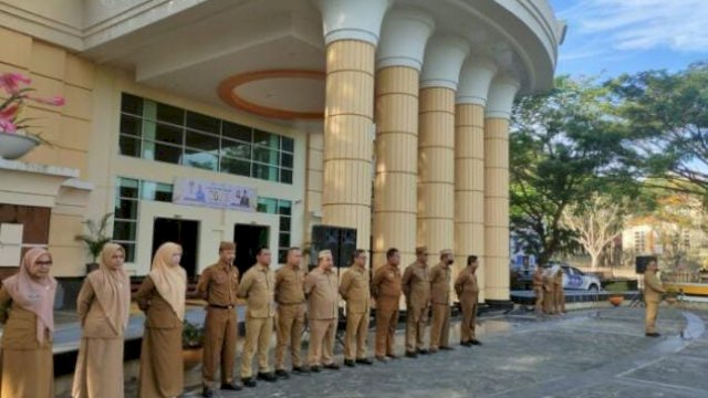 Penjabat Gubernur Gorontalo Hamka Hendra Noer saat memimpin apel perdana awal tahun pegawai di lingkup Pemprov Gorontalo bertempat di halaman gubernuran, Senin (2/1/2023).