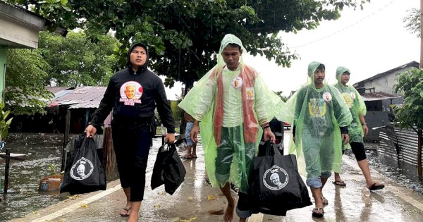 Relawan Ganjar di Sulsel Dirikan Posko dan Berbagi Bansos ke Korban Banjir di Makassar