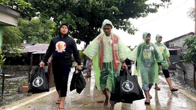 Relawan Ganjar Milenial Center (GMC) Sulawesi Selatan (Sulsel) menggelar kegiatan bakti sosial dengan membagikan paket sembako kepada korban banjir di daerah Antang, Kecamatan Manggala, Kota Makassar, Sulsel.