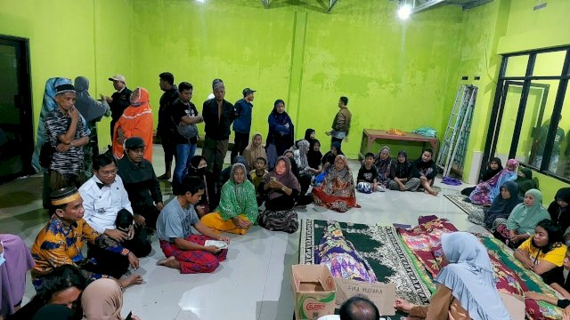 Ketua DPRD Makassar Rudianto Lallo saat melayat kerumah duka yang tertimpa pohon tumbang di Perumahan Puri Pattene Permai Blok D 5, Kelurahan Sudiang, Kecamatan Biringkanaya, Makassar, Rabu (4/1/2023).